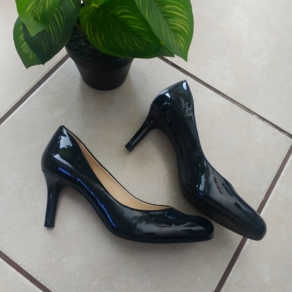 Woman's black pumps